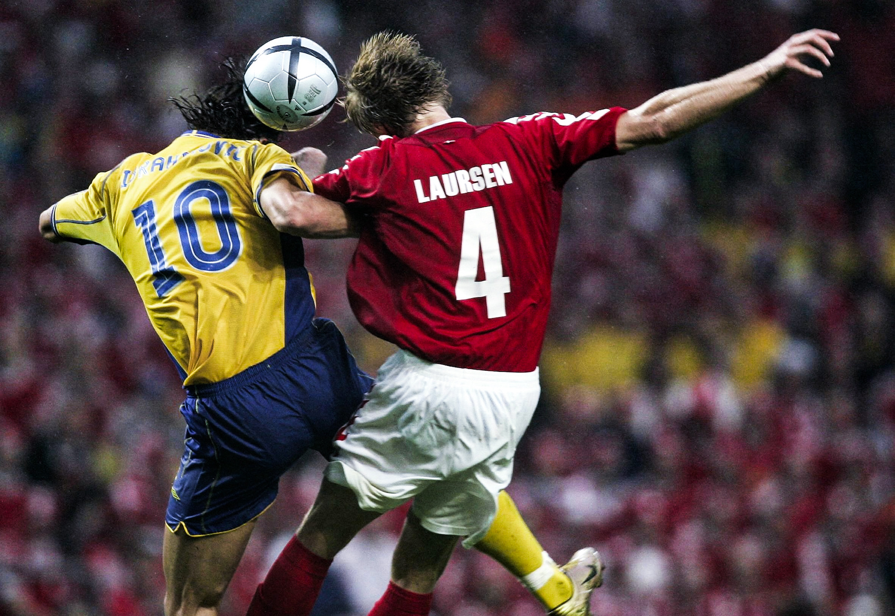 PORTO, PORTUGAL - JUNE 22:    Fussball: Euro 2004 in Portugal, Vorrunde / Gruppe C / Spiel 22, Porto; Daenemark - Schweden ( DEN - SWE ); Zlatan IBRAHIMOVIC / SWE, Martin LAURSEN / DEN 22.06.04.  (Photo by Sandra Behne/Bongarts/Getty Images)