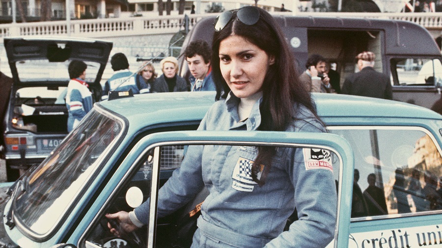 La pilote de rallye française Michèle Mouton pose lors du Rallye de Monte-Carlo, en janvier 1977.Michèle Mouton participe pour la première fois au championnat du monde lors du Tour de Corse 1974 puis remporte 4 rallyes en mondial sur Audi Quattro (1981: Rallye de Sanremo, 1982: Rallye du Portugal, 1982: Acropolis Rally, 1982 :Rallye du Brésil). Sa dernière course se termine par un abandon au Championnat du monde, au Tour de Corse 1986. (Photo by STAFF / AFP) (Photo by STAFF/AFP via Getty Images)