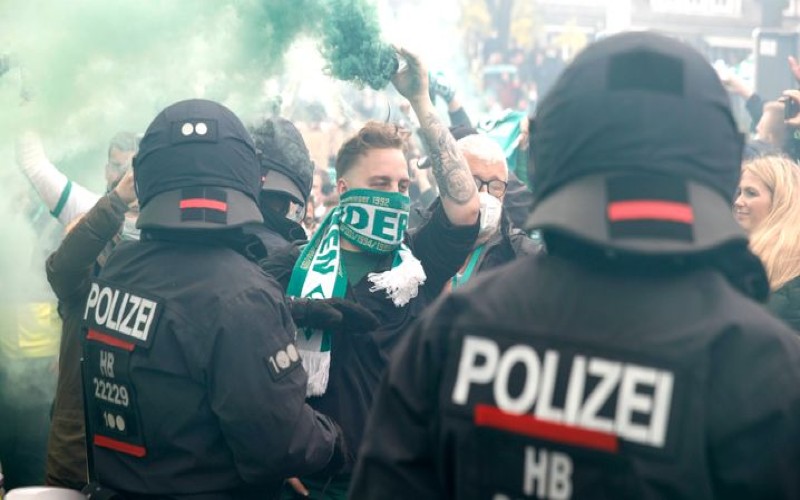 22.05.2021, wohninvest WESERSTADION, Bremen, Ligaspiel, 1. Bundesliga, SV Werder Bremen Stadion, Abstiegsendspiel, im Bild Polizei steht vor den Fans, vor dem Spiel SV Werder Bremen Abstiegsendspiel *** 22 05 2021, wohninvest WESERSTADION, Bremen, lea