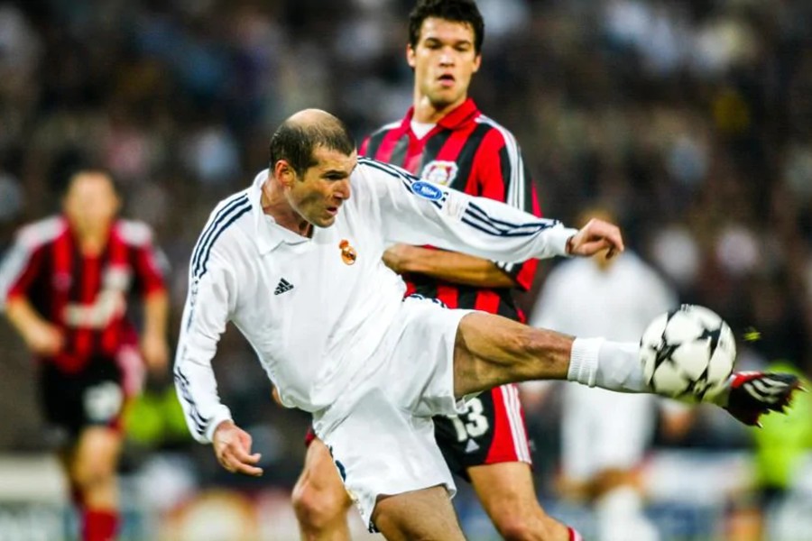 bayer_leverkusen_v_real_madrid_-_champions_league_final_2002.jpg