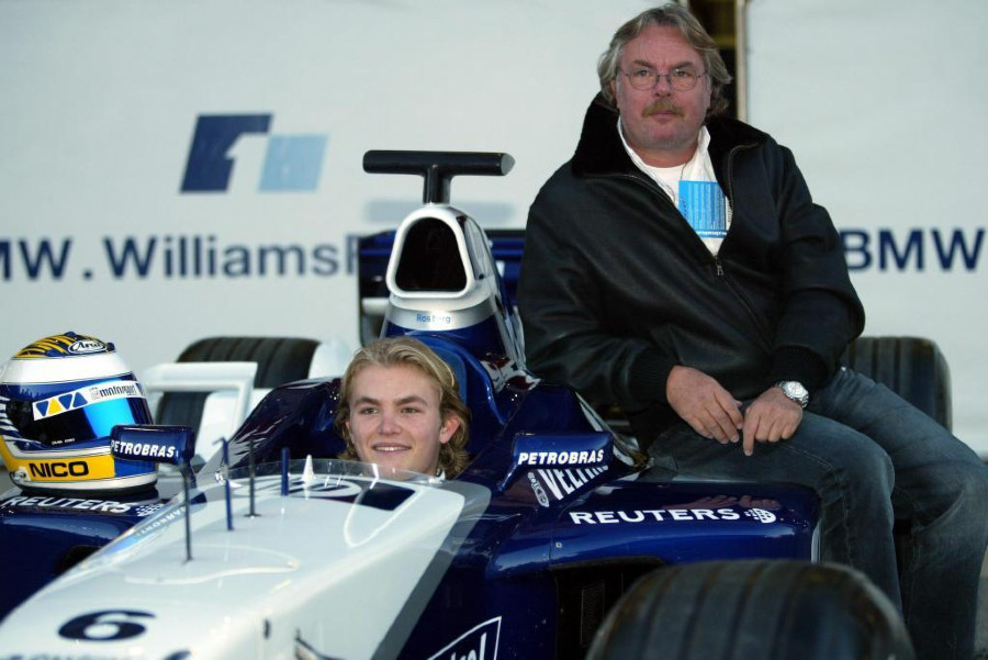 Nico Rosberg (ALE) Williams FW24 con su padre Keke Rosberg (FIN) cuando alos 17 años fue el  piloto más joven en pilotar un F1 en Barcelona el 3 de diciembre de 2002  - 20051103