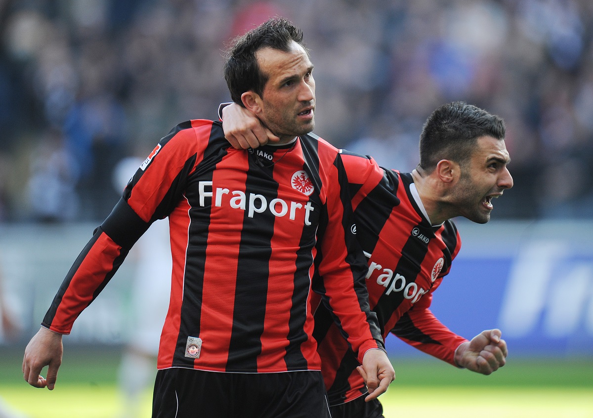 19.03.2011, Fussball, 1. BL, Eintracht Frankfurt - FC St. Pauli.Theofanis Gekas (li., Frankfurt) bejubelt sein Tor zum 1:0. re.: Georgios Tzavellas .Foto: Heiko Rhode, Bad Homburg. ***WWW.FOTO-RHODE.DE***  Heiko RhodeSport- und PressefotografieAuf dem Teich 261352 Bad HomburgTel. 06172/488828Mobil 0172/6703266Fax 06172/943870Honorar zzgl. 7% Ust. / Taunussparkasse Bad Homburg / BLZ 51250000 / Konto 1902130 / Belegexemplar erbetenFON 0172-6703266 A