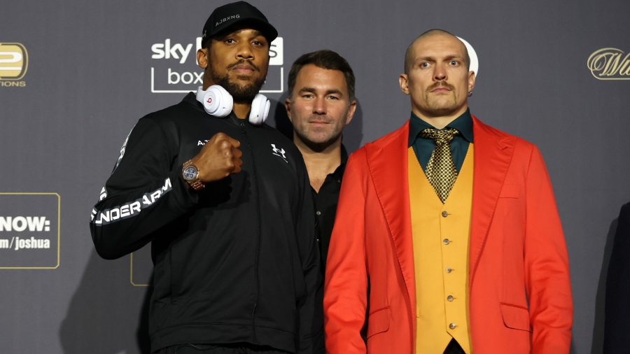 Έντονο staredown για Anthony Joshua και Oleksandr Usyk που ντύθηκε… Τζόκερ