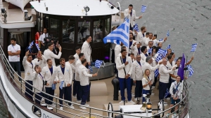 Πρώτη η Ελλάδα: Η είσοδος της αποστολής, που άνοιξε την παρέλαση στην Τελετή Έναρξης των Ολυμπιακών Αγώνων! (video)