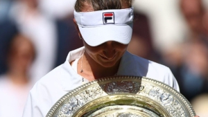 «Βασίλισσα» του Wimbledon η Κρεϊτσίκοβα, επιβλήθηκε με 2-1 σετ της Παολίνι! (video)