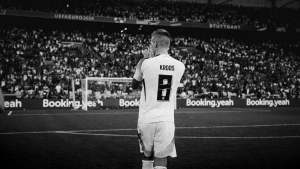 Το αντίο του Τόνι Κροος στο ποδόσφαιρο σε ασπρόμαυρο φόντο