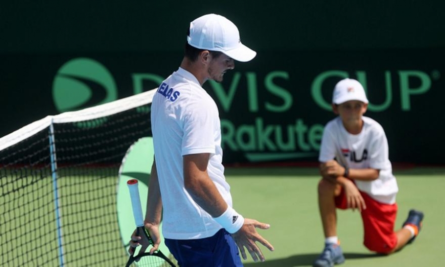 Davis Cup: Με την πλάτη στον τοίχο η Ελλάδα - Ήττες για Πέτρο Τσιτσιπά και Μιχάλη Περβολαράκη