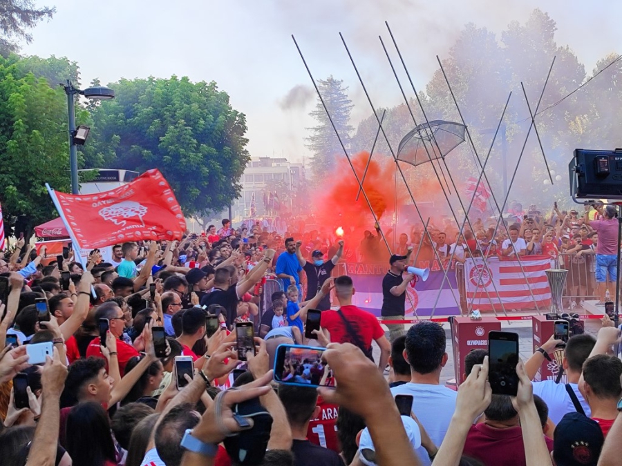 Επεισόδια στην εκδήλωση για τα ευρωπαϊκά τρόπαια του Ολυμπιακού στα Τρίκαλα!