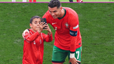 Και πώς να αρνηθεί; Ο Ρονάλντο διέκοψε το ματς για να βγάλει... selfie με μικρό θαυμαστή του!