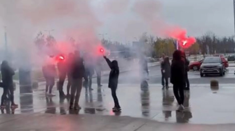 Υποδοχή με... καπνογόνα για τους αποφυλακισθέντες Κροάτες, των επεισοδίων στη Νέα Φιλαδέλφεια!