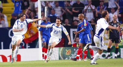 Euro 2004: Η φοβερή ντρίμπλα του Ζαγοράκη, η κεφαλιά του Χαριστέα που «πάγωσε» την Γαλλία και… η Ελλάδα στα ημιτελικά! (video)