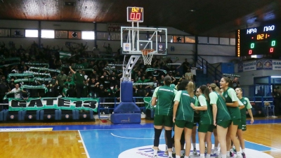 Σπάνια εικόνα στο Ηρακλής - Παναθηναϊκός: Απίστευτη ατμόσφαιρα από τους οπαδούς και των δύο ομάδων! (video)