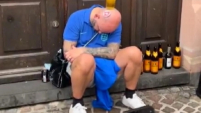 Απίθανο... σκηνικό στη Φρανκφούρτη: Άγγλος οπαδός αποκοιμήθηκε σε πεζούλι και του στερέωσαν μπύρα στο κεφάλι! (video)