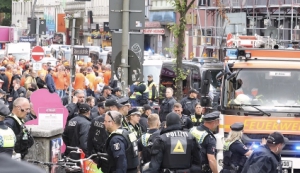 Πανικός στο Αμβούργο: Οι αρχές πυροβόλησαν άνδρα με μολότοφ και αιχμηρό αντικείμενο! (video)