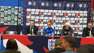 Ο Τσιμίκας το ξεκαθάρισε μέσα στο «Wembley»: «Η Ελλάδα θα παίξει εδώ για να κερδίσει την Αγγλία!» (video)