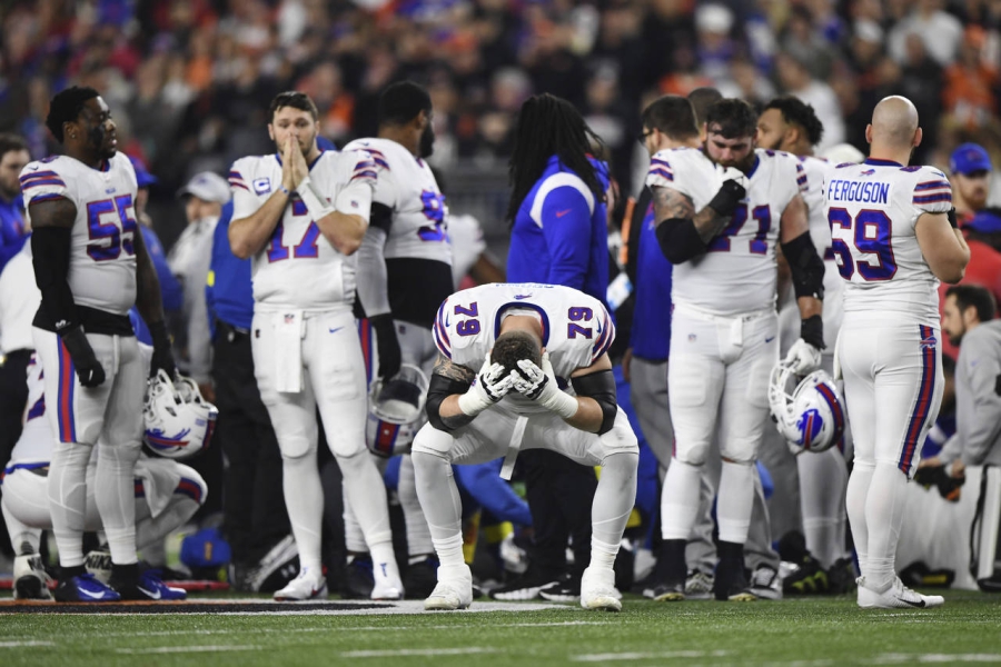 Σοκ με παίκτη στο NFL, έπαθε καρδιακή προσβολή και κατέρρευσε κατά τη διάρκεια του αγώνα! (video)