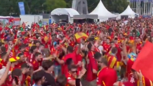 «Κοκκίνησε το Βερολίνο!»: Το αγαπημένο τραγούδι των Ισπανών «παίζει» και πριν τον τελικό! (video)